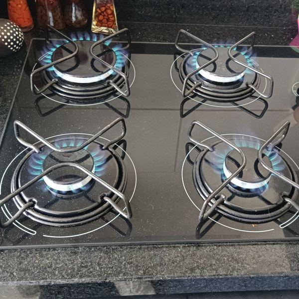 Cooktop a gás ligado com chama azul após a ligação