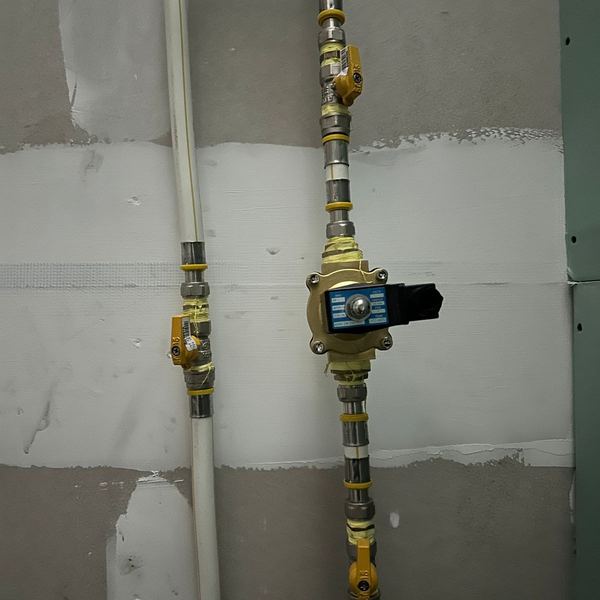 Medidor de gás instalado em prumada de prédio